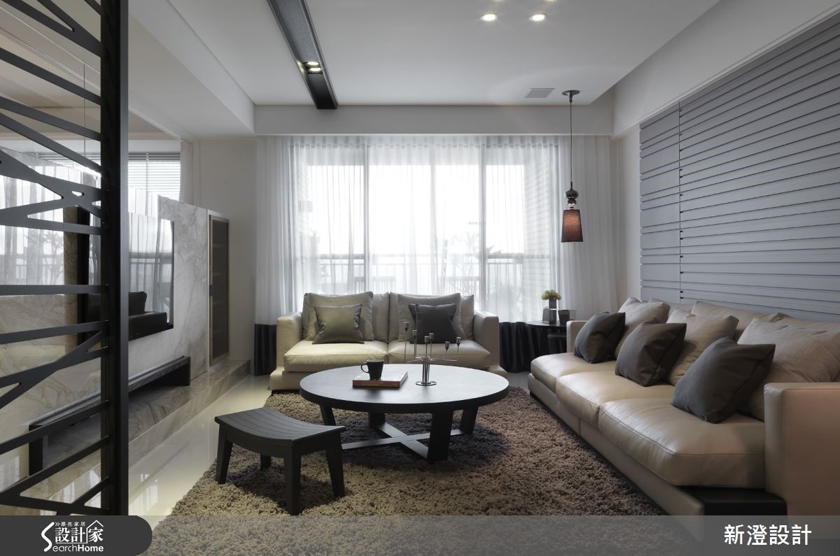 進入屋內，色澤溫樸的牆面在進門後即開啟第一眼的舒適